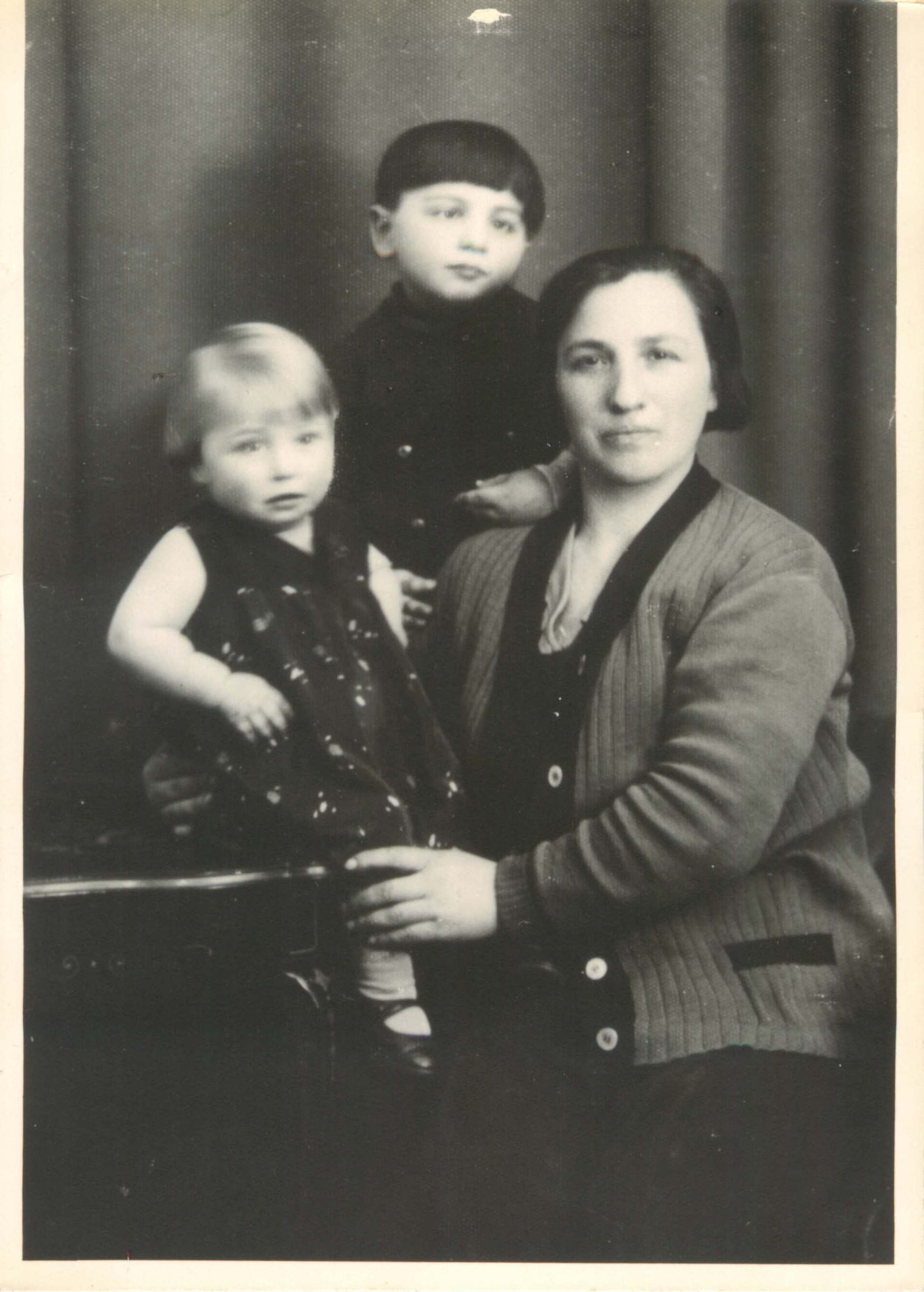 Mother: Esther Chasha (Szydlo), and children: Henry and Paula, 1934