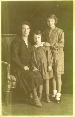 Rosa Goldschal with her sister Betti and Mother Yochewed